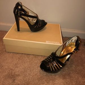 MK black crinkled patent platform heel